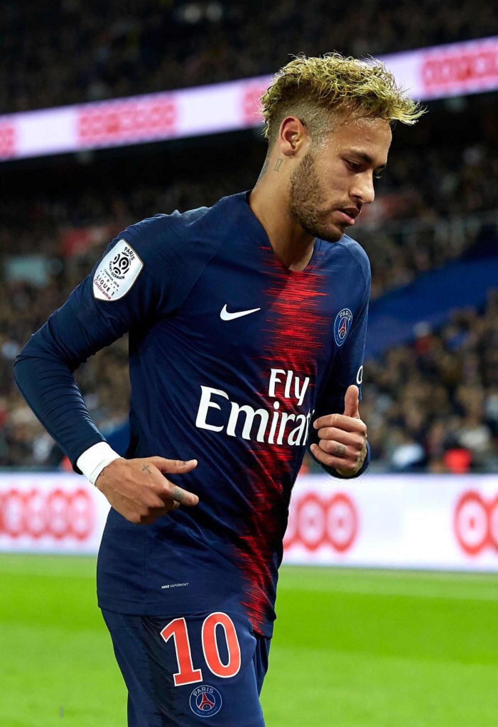 欧文突破防守助攻制胜（欧文强突送助攻锁定胜局）