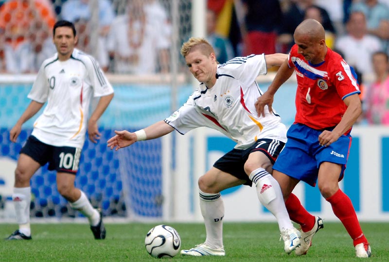 挑起进攻大旗！鲍威尔半场10中5得到16分2篮板1助攻（火力全开！鲍威尔半场10投5中砍下16分外加2篮板1助攻）