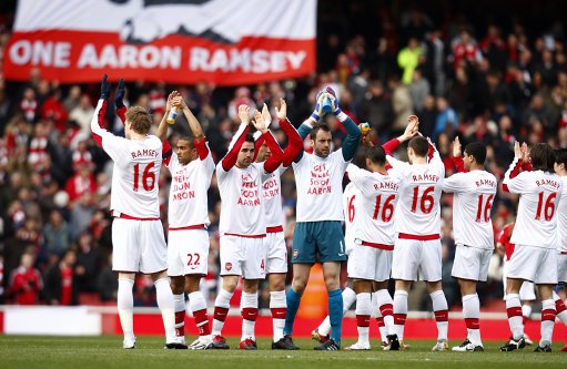 心系老东家，维尼修斯晒穿达尼洛弗拉门戈13号球衣打游戏（情牵旧主，维尼修斯晒身穿达尼洛弗拉门戈13号球衣打游戏）