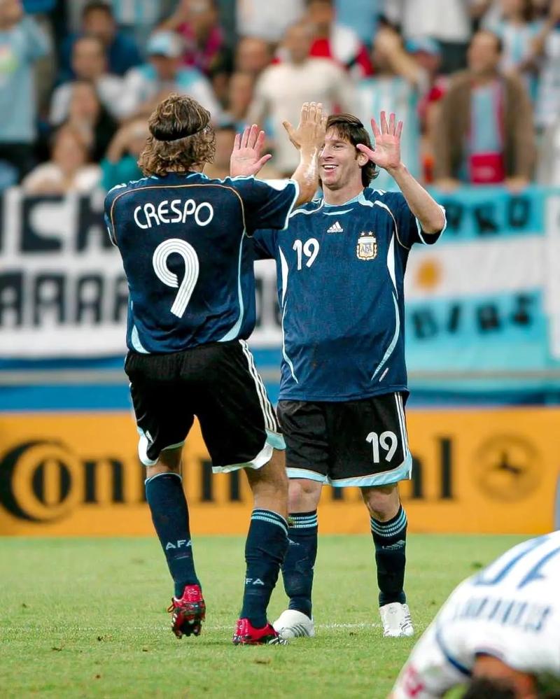 队报：雷恩17岁高中锋梅特潜力高，他选39号只因好友特尔（队报：雷恩17岁锋线新星梅特被看好，之所以穿39号只是因为好友特尔）